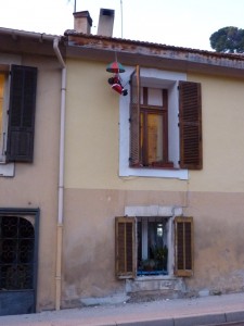 2009_12_18_SantaArrives Why do the Santas in Cagnes-sur-Mer not use the chimney?