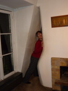 2009_12_23_KookyParisApartment The apartment in Paris: to go between the kitchen and living room one must make love to the wall.
